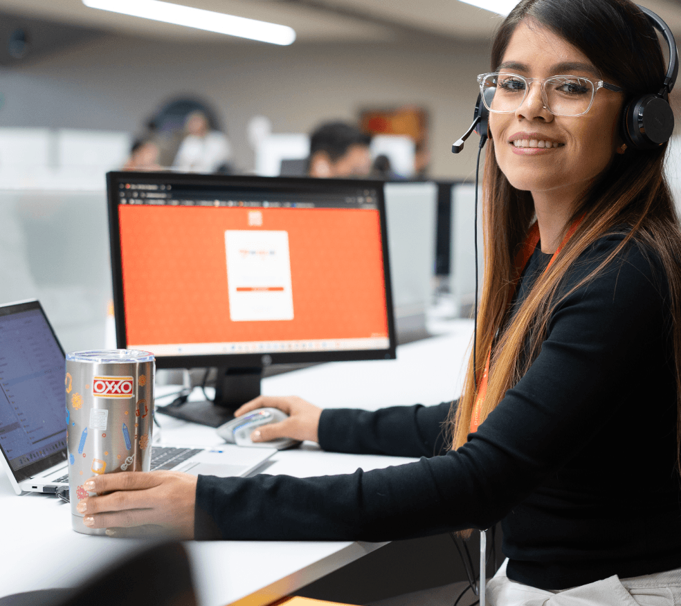 Colaboradores de OXXO resolviendo dudas y consultando información