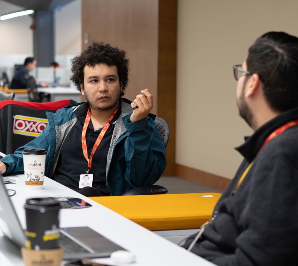 Colaboradores OXXO compartiendo aprendizajes para crecer profesionalmente