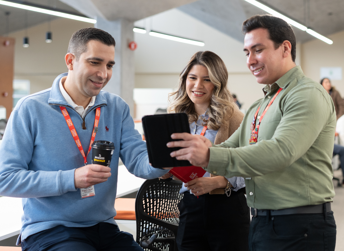 Equipo de líderes OXXO revisando una planeación estratégica en mesa de trabajo