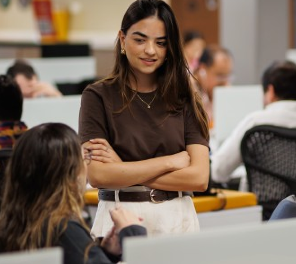 Colaboradores OXXO revisando una ruta de aprendizaje y liderazgo