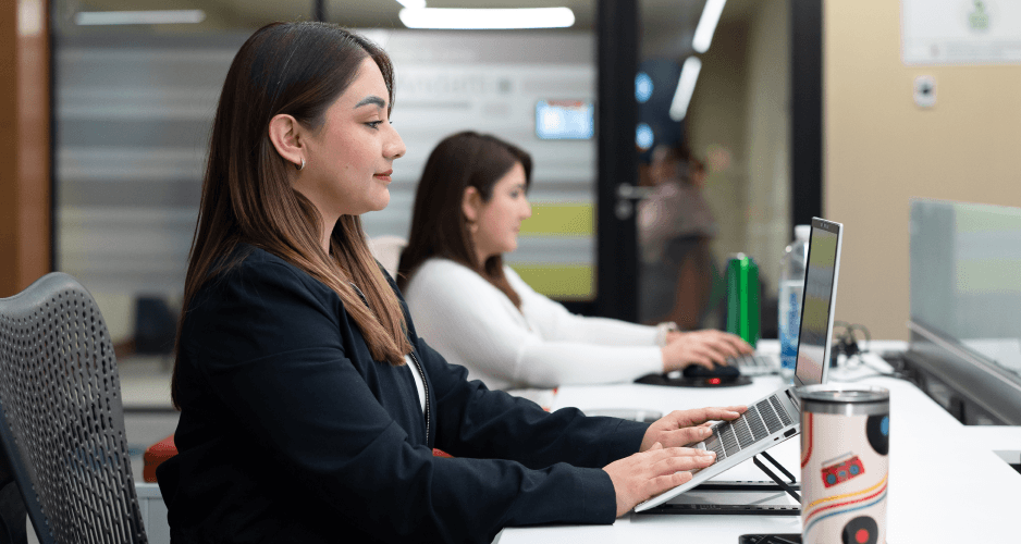 Colaboradora tomando un curso frente a una computadora